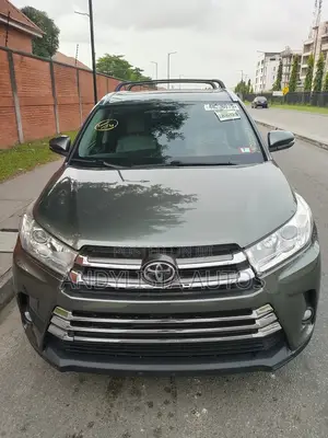 Toyota Highlander XLE 4x4 V6 (3.5L 6cyl 8A) 2017 Green