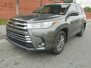 Toyota Highlander XLE 4x4 V6 (3.5L 6cyl 8A) 2017 Green