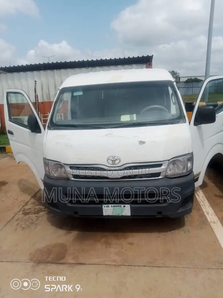 Toyota HiAce 2005 White