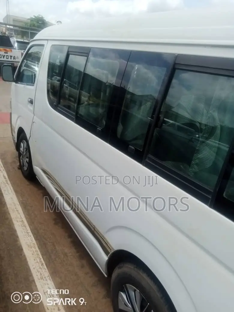 Toyota HiAce 2005 White
