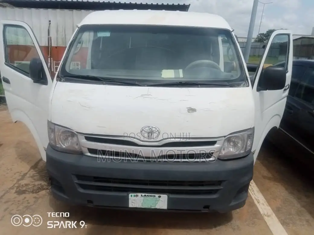 Toyota HiAce 2005 White