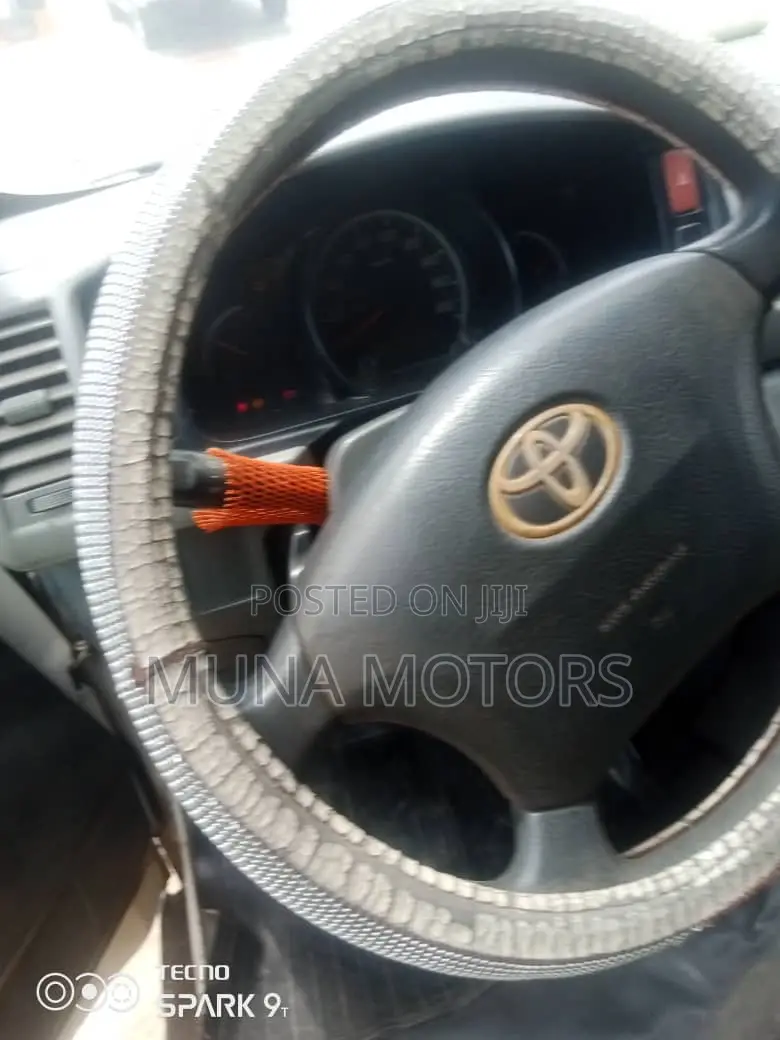 Toyota HiAce 2005 White