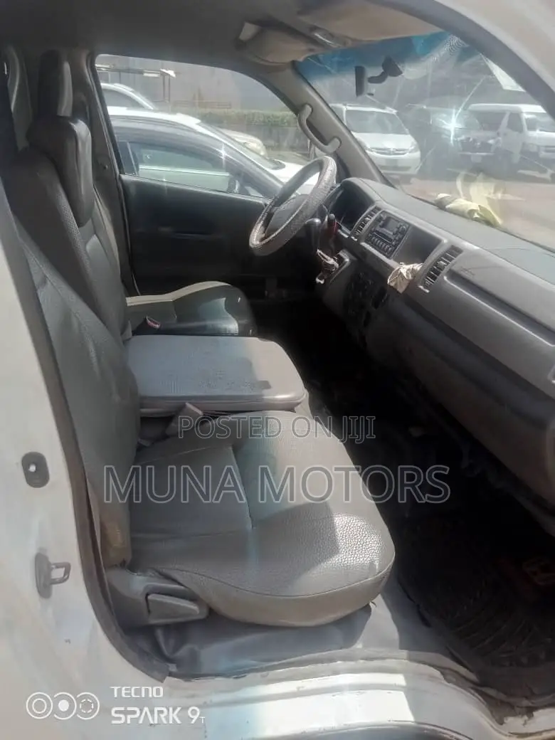 Toyota HiAce 2005 White