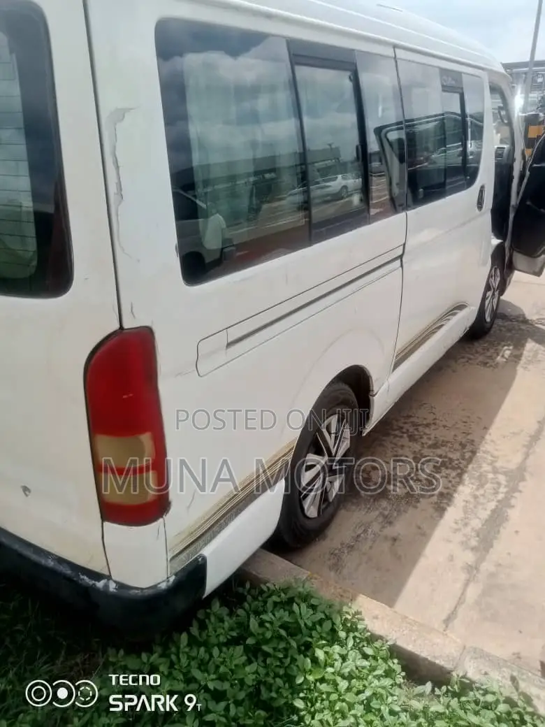 Toyota HiAce 2005 White