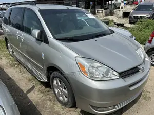 Toyota Sienna XLE FWD (3.3L V6 5A) 2004 Silver