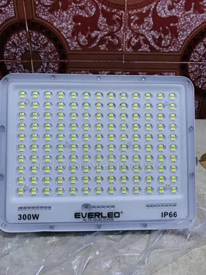 300 Watts High Quality Solar Flood Light (Ip66)