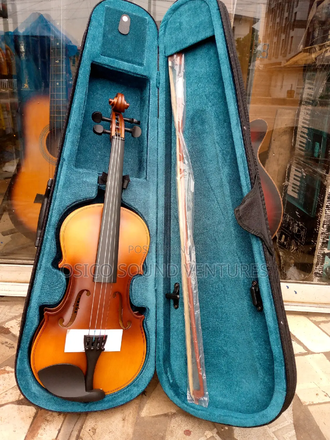Yamaha Wood Violin With the Boss