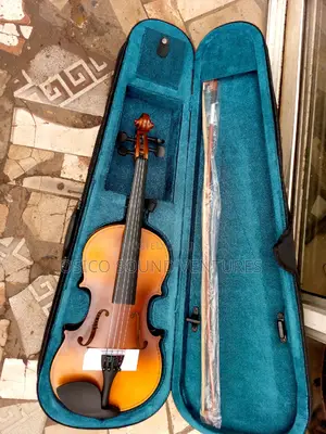 Yamaha Wood Violin With the Boss
