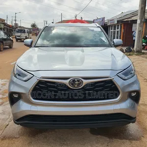 Toyota Highlander XLE 2022 Silver
