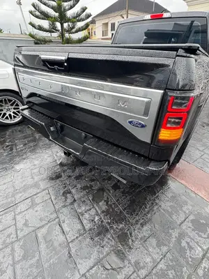 Ford F-150 Platinum 4x4 SuperCrew Cab Styleside 6.5 ft. box 157 in. WB