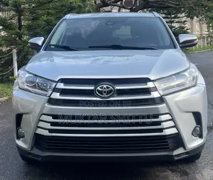 Toyota Highlander XLE 4x4 V6 (3.5L 6cyl 8A) 2018 Silver