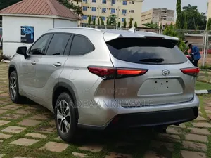 Toyota Highlander XLE 2022 Gray
