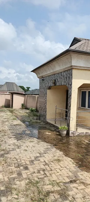 3bdrm House in Sagamu for sale