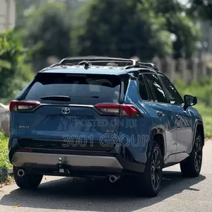 Toyota RAV4 XLE 2022 Blue