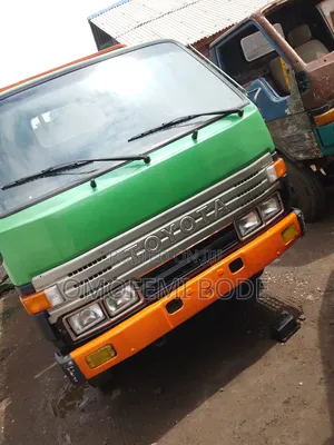Toyota Dyna Six Tyres Truck Green