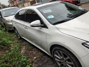 Toyota Avalon XLE Plus FWD Sedan (3.6L 6cyl 6A) 2016 White