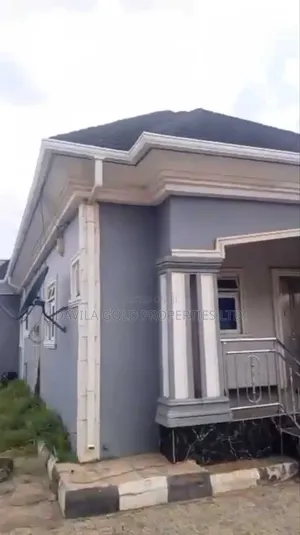 7bdrm Block of Flats in Benin City for sale