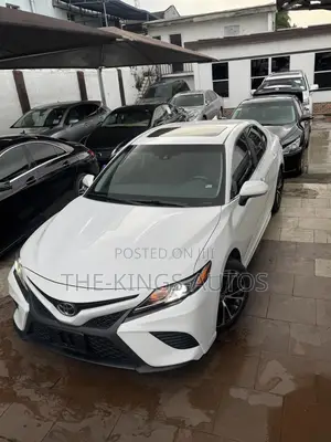 Toyota Camry SE FWD (2.5L 4cyl 8AM) 2018 White