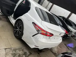 Toyota Camry SE FWD (2.5L 4cyl 8AM) 2018 White