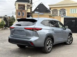 Toyota Highlander XLE 2021 Blue