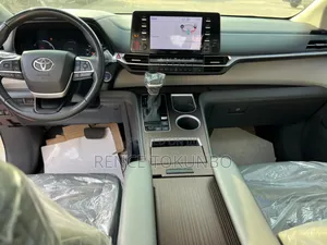 Toyota Sienna 2022 White