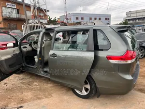 Toyota Sienna 2011 Gray