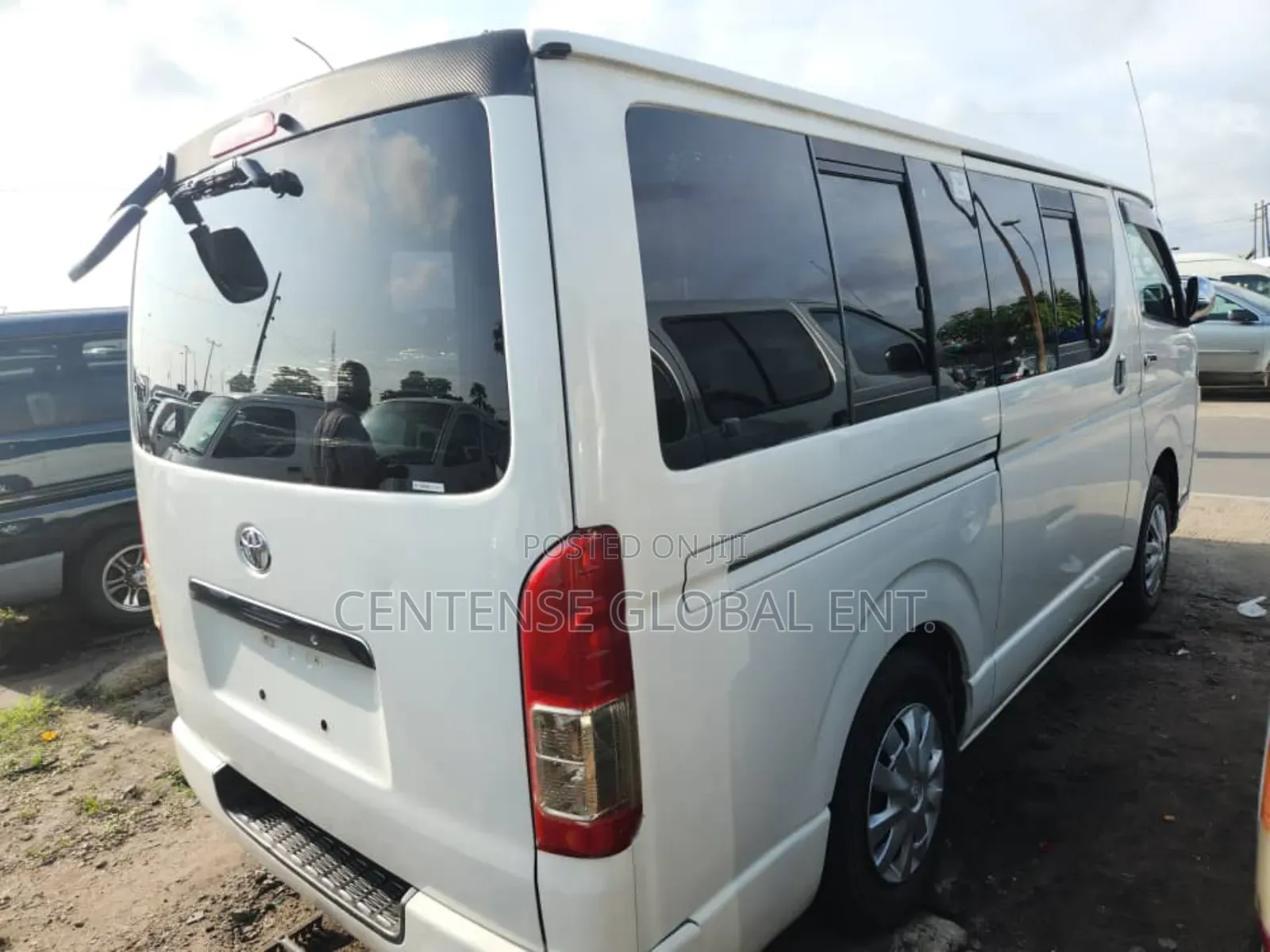 Toyota HiAce 2011 White