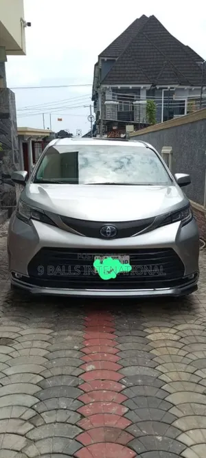 Toyota Sienna 2024 Silver