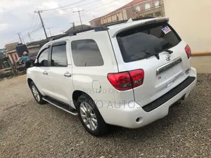 Toyota Sequoia Platinum 4dr SUV 4WD (5.7L 8cyl 6A) 2011 White