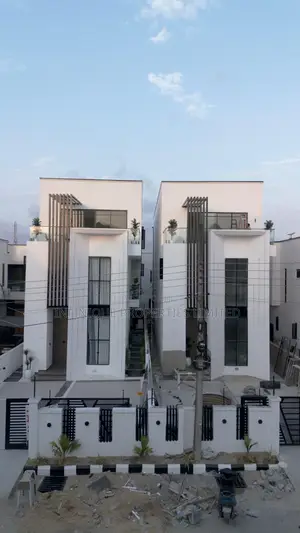 5bdrm House in Royal Pine Estate,, Lekki for sale