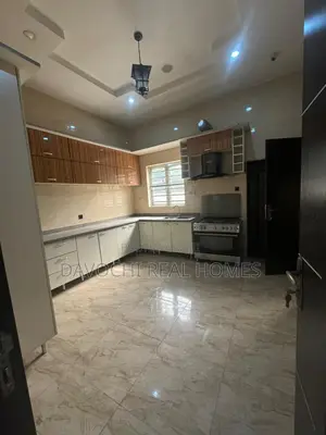 5bdrm Duplex in Chevron for rent