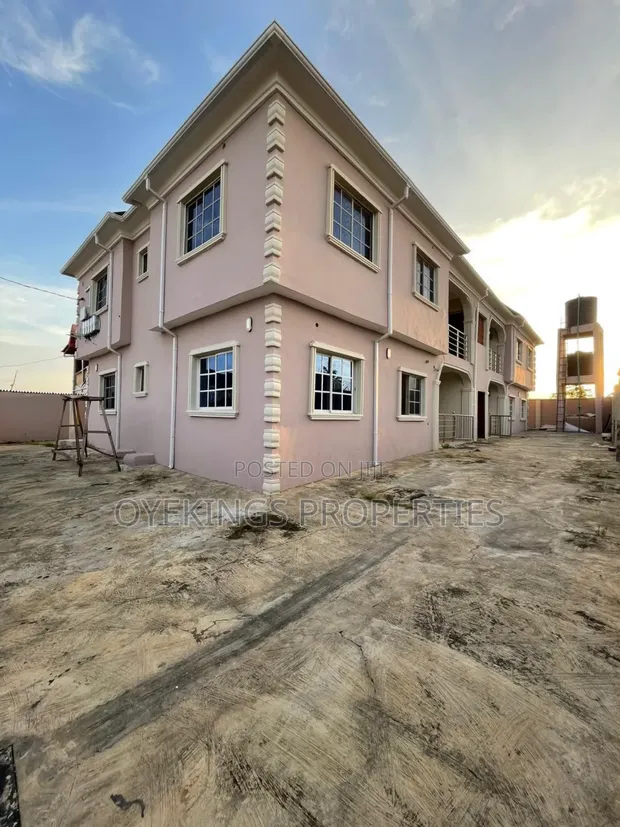 3bdrm Block of Flats in Ologuneru, Akala Express for sale in Akala