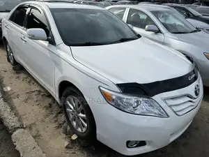 Toyota Camry XLE V6 4dr Sedan (3.5L 6cyl 6A) 2011 Off white