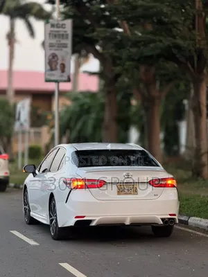 Toyota Camry SE FWD (2.5L 4cyl 8AM) 2018 White