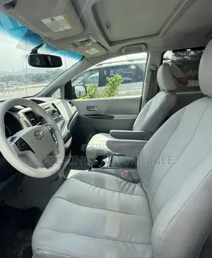 Toyota Sienna 2014 Silver