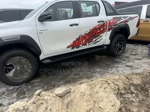 Toyota Hilux 2025 White
