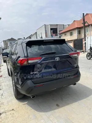 Toyota RAV4 XLE Premium AWD 2024 Black
