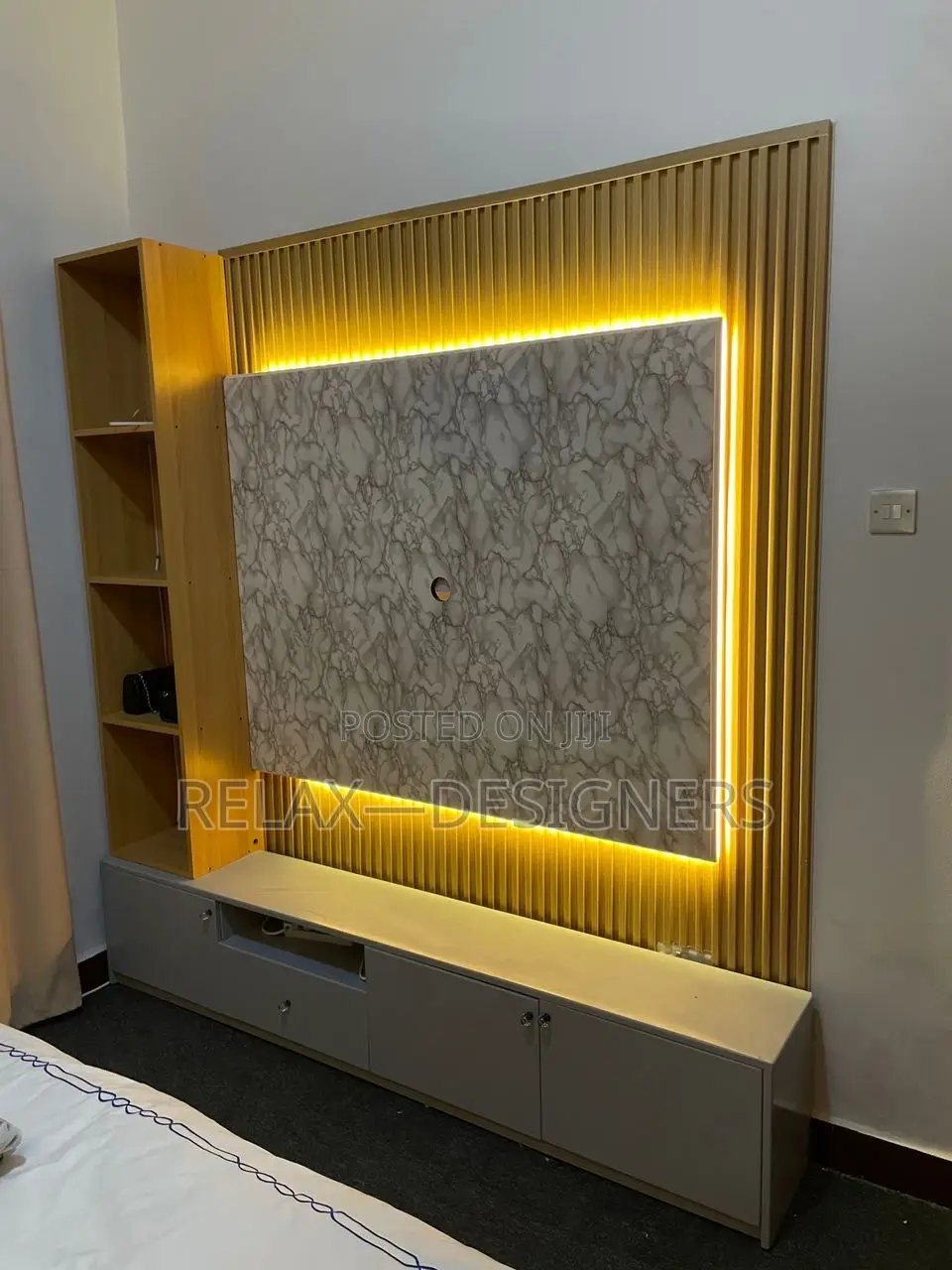 Hanging Tv  Console With Panel