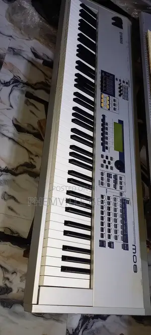 Yamaha Mo8 Synthesiser Keyboard