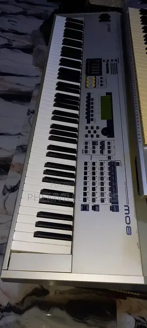 Yamaha Mo8 Synthesiser Keyboard