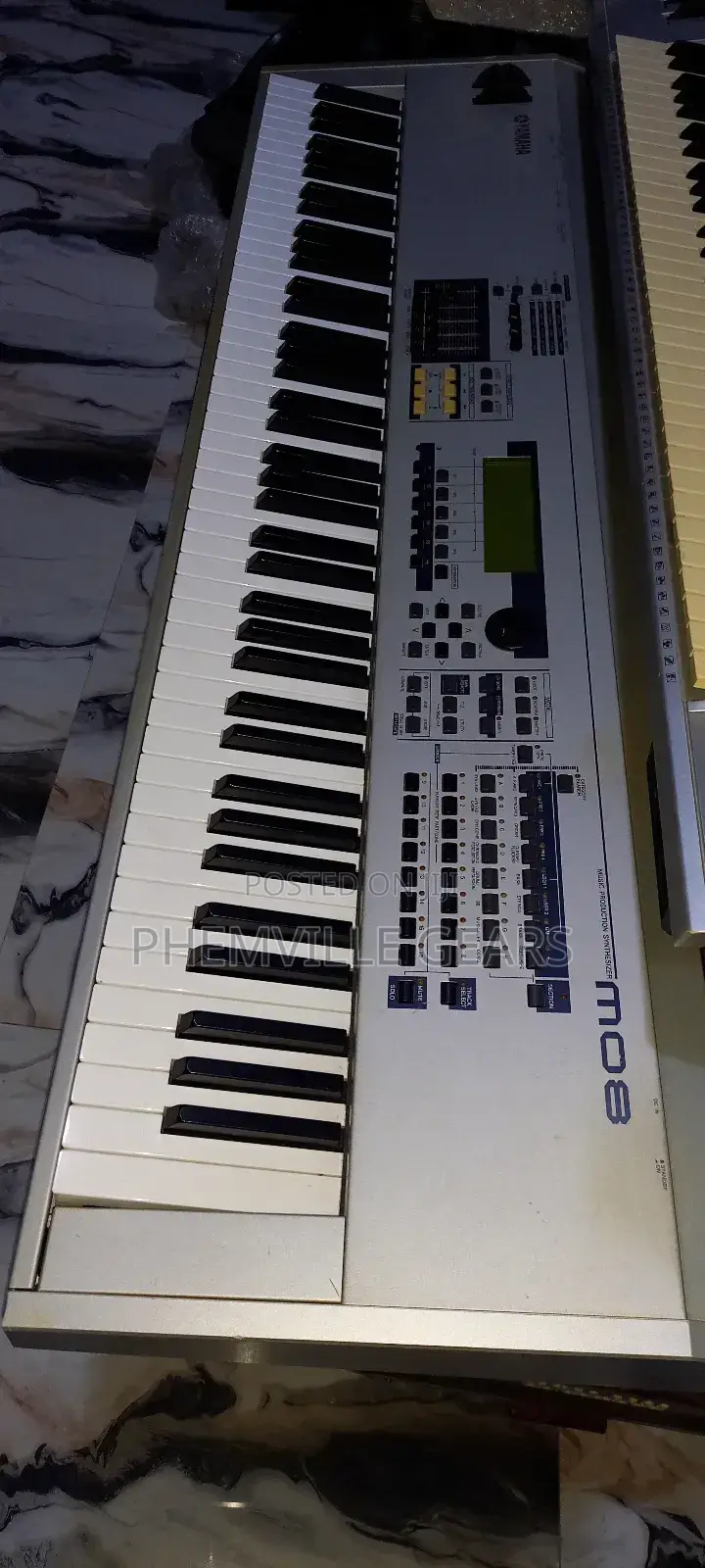Yamaha Mo8 Synthesiser Keyboard