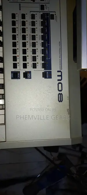 Yamaha Mo8 Synthesiser Keyboard