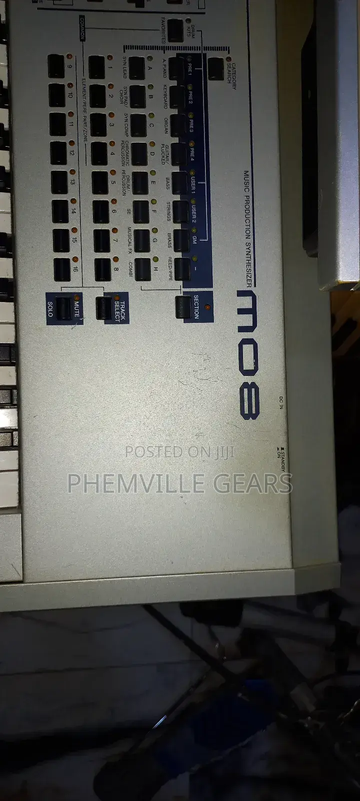 Yamaha Mo8 Synthesiser Keyboard