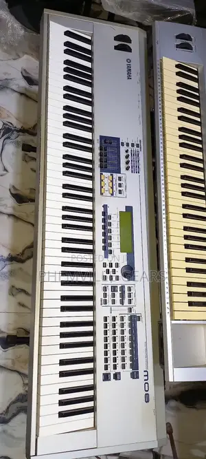 Yamaha Mo8 Synthesiser Keyboard