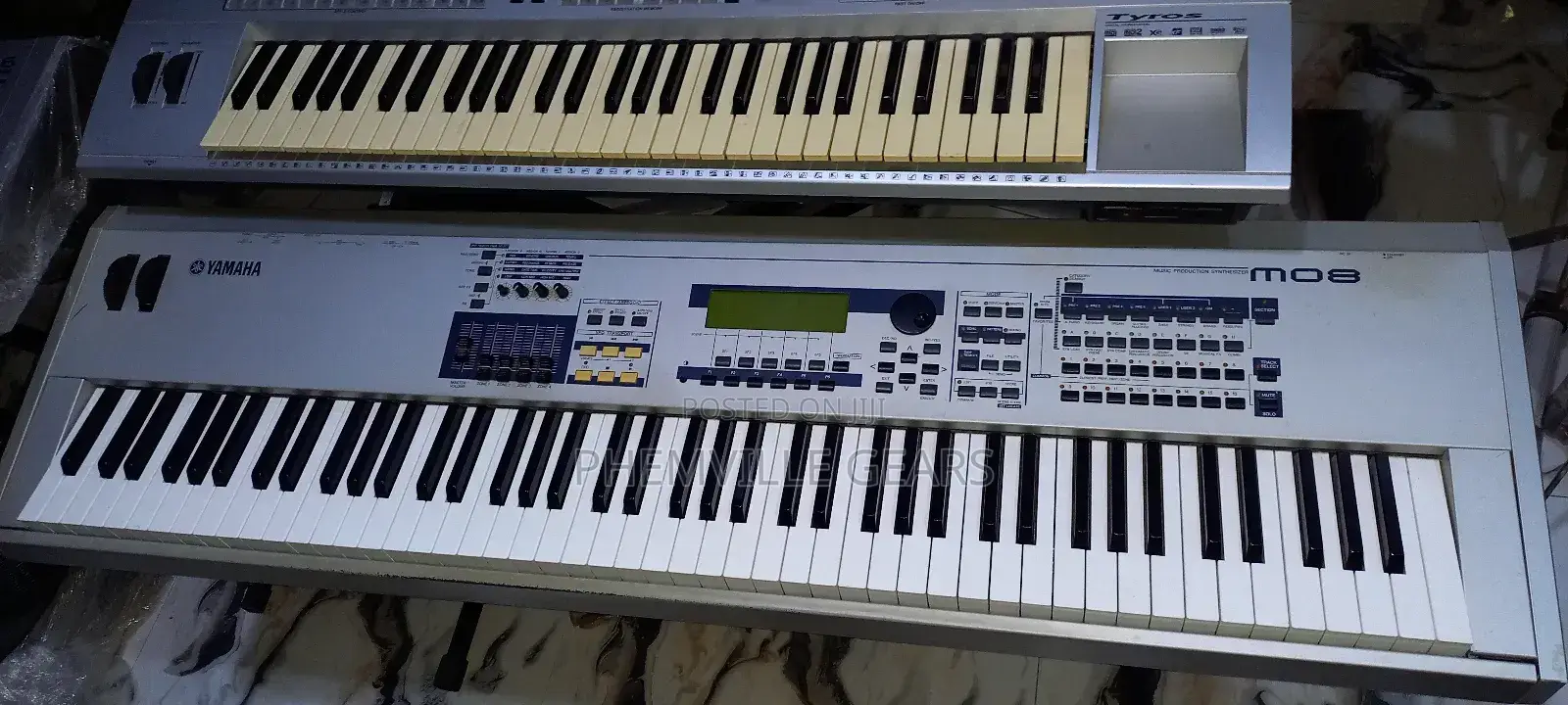Yamaha Mo8 Synthesiser Keyboard