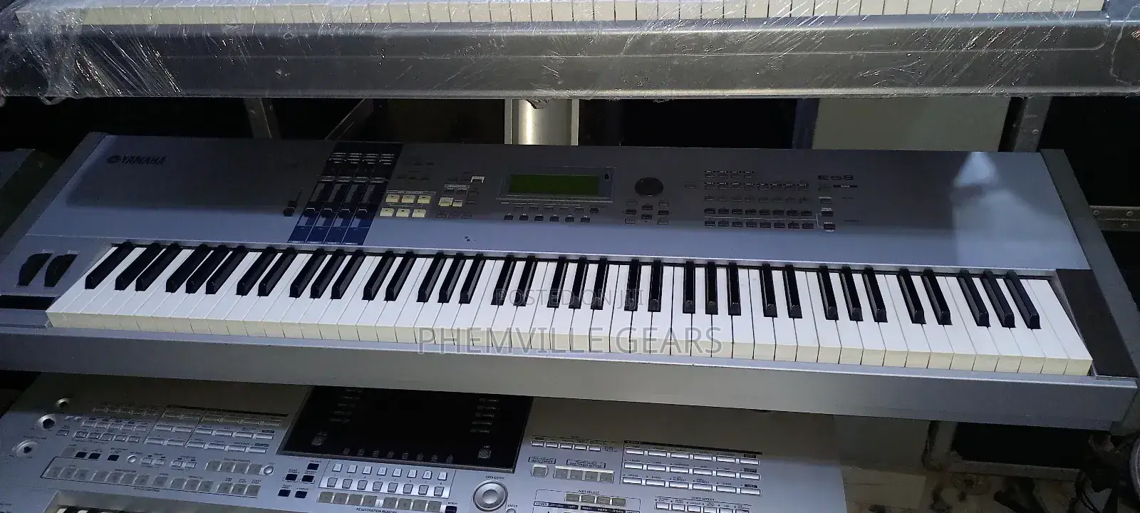Yamaha Mo8 Synthesiser Keyboard