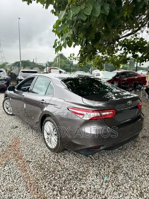 Toyota Camry XLE FWD (2.5L 4cyl 8AM) 2018 Gray