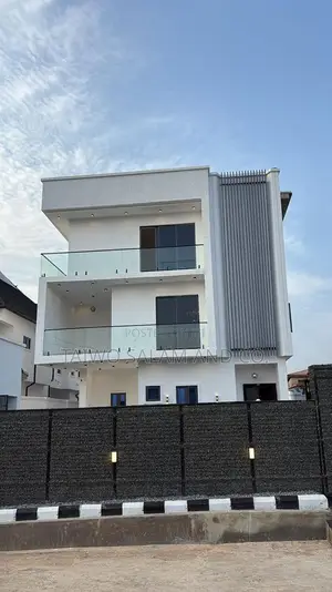 5bdrm Duplex in Oluyole Estate for sale