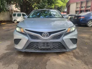 Toyota Camry SE FWD (2.5L 4cyl 8AM) 2018 Gray