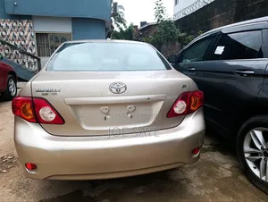 Toyota Corolla LE 4dr Sedan (1.8L 4cyl 4A) 2011 Gold